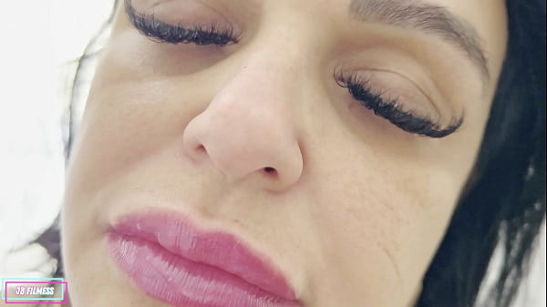 Ela ganhou um presente do amante e soucu na buceta o presentinho 