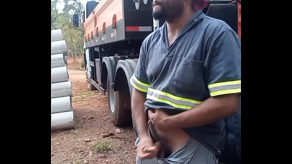 Play MP4 - Trabalhador se Masturbando na Obra escondido atr&aacute;s do Caminh&atilde;o da Empresa