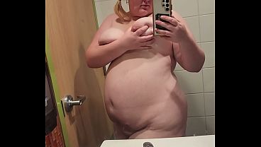 Nonton Quick Tease In Public Bathroom thumbnail