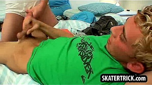 Skater hunk gets fucked anally and tugs his cock 