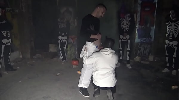 Jeune Soumis Dos&eacute; Par On Spote En Pleine Nuti D'halloween thumbnail