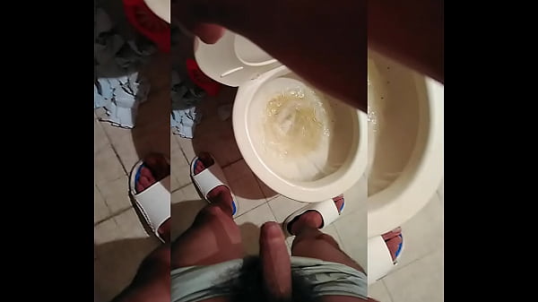 CHACAL SE GRABA MIENTRAS SACA LOS MIADOS EN EL BA&Ntilde;O MIENTRAS SE LA JUEGA CON PLACER 