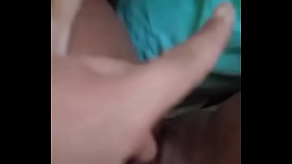 Com o dedinho nela at&eacute; gozar 