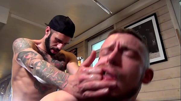 Teaser | Bien dos&eacute; bareback et rempli au jus par Riom&eacute;o Davis en master tatou&eacute; 