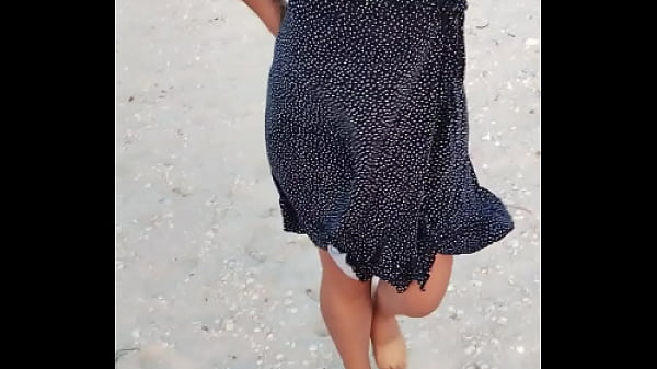 Play MP4 - Exhibiendome en playa mexicana muestro las tetas y el culo