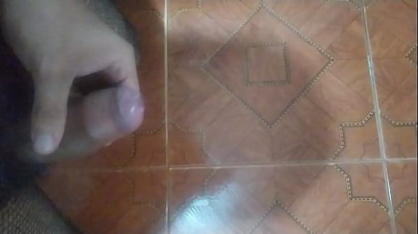 El pija corta se corre en mallas 