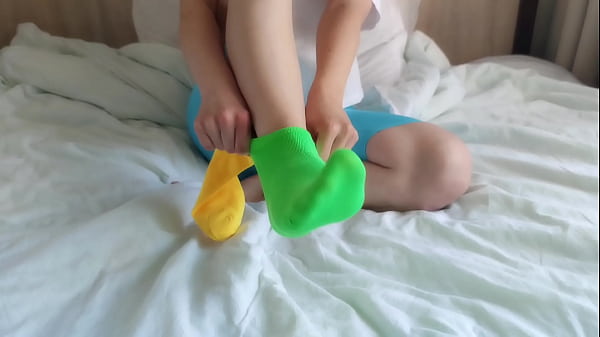 Nonton Her Brightly Colored Mismatched Socks Are Perfect For A Sensual Sockjob thumbnail