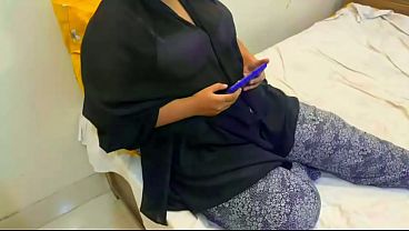 فتاة عربية مسلمة جذابة تشاهد فيديو إباحي على هاتفها في سرير الجنس - Arab Hot Girl Sex Mms thumbnail