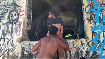 MORADORES TREPAM NA IGREJA ABANDONADA