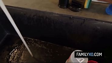 Nonton Slutty Babe Offers Her Pussy In Order To Drive Stepdad's Car thumbnail