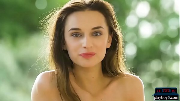 Play MP4 - Perfect brunette babe gives a striptease and poses