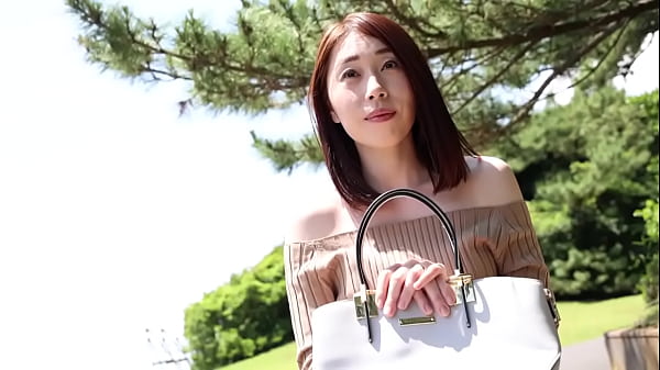 Play MP4 - 【乳首&times;クリ&times;ま●こでお漏らし三冠王】スタイル抜群36歳美人人妻が変態ママに大変身しちゃうｗ潮吹きがとまらない！おすすめ動画の高画質フル動画はURLをコピペで&rAarr;https&colon;&sol;&sol;is&period;gd&sol;bWAedN