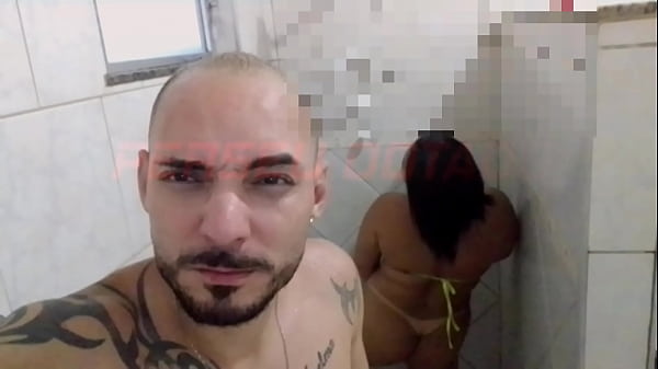 Puta Nova , Mija Na Boca De Dotado Em Banheiro P&oacute;s Praia thumbnail