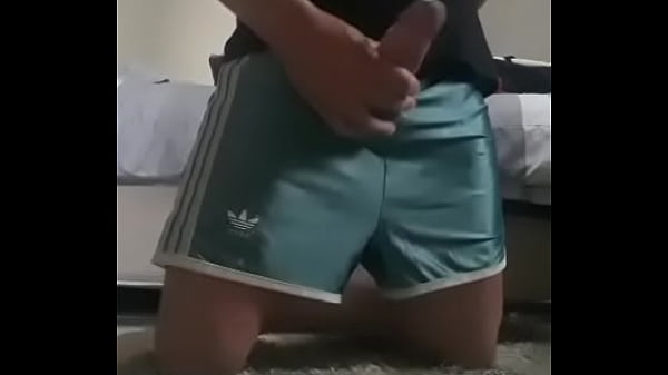 Punheta usando um cal&ccedil;&atilde;o adidas 