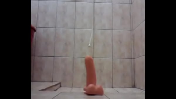 gay gostoso bundudo sentando no brinquedinho