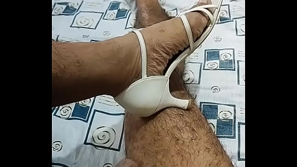 Deliciosa travesti desnuda, en zapatillas y pantimedias 