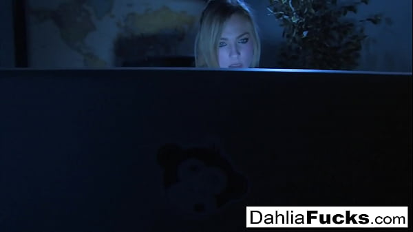Play MP4 - Sexy Dahlia fingers herself in the dark