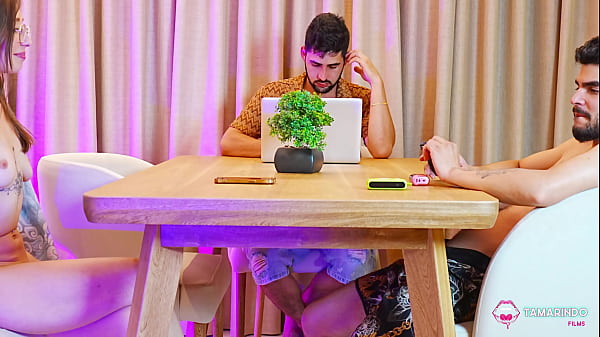 Me masturbo viendo a mi hermanastra chorrear la verga de mi mejor amigo 