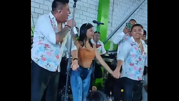 Chica ense&ntilde_a las tetas.