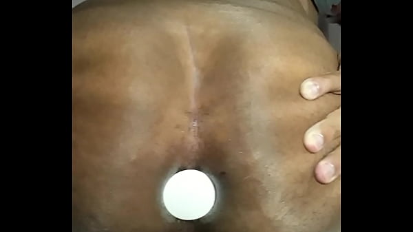 Rabudo com plug no cuzinho