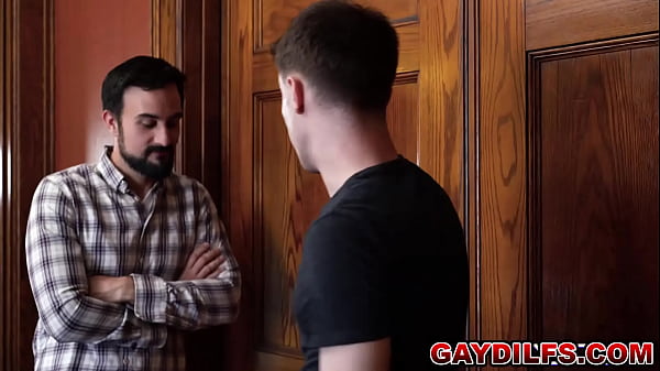 Play MP4 - Hairy DILF Mason Lear walked into Maxx Monroe room and this horny DILF can't help but got horny and start kissing and touching Maxx long hard dick