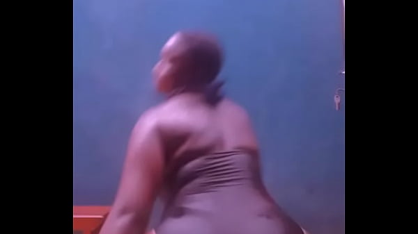 Qui n a pas jouersous lapluie pendant son enfance Nostalgiquement je merégaleavec malingerie au coton quoi_de mieuxde s amuser et_prendre_froid pour êtreréchauffée après parune grosse bite