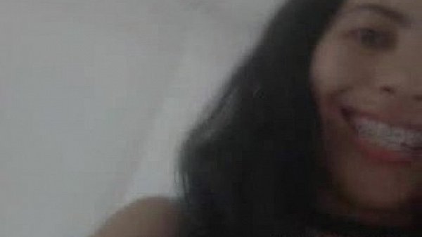 Un solo de esta putita con braquets 