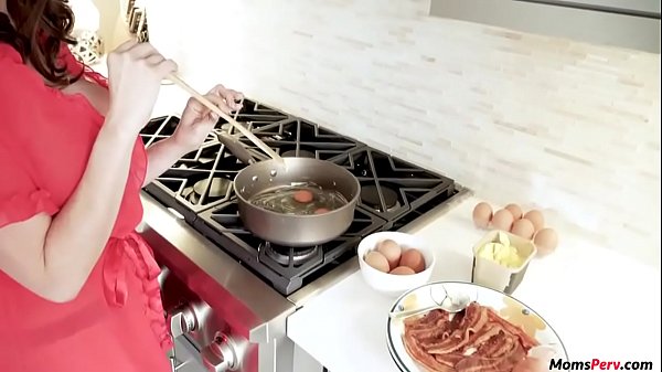 stepMom blows_while stepson while he is cooking!
