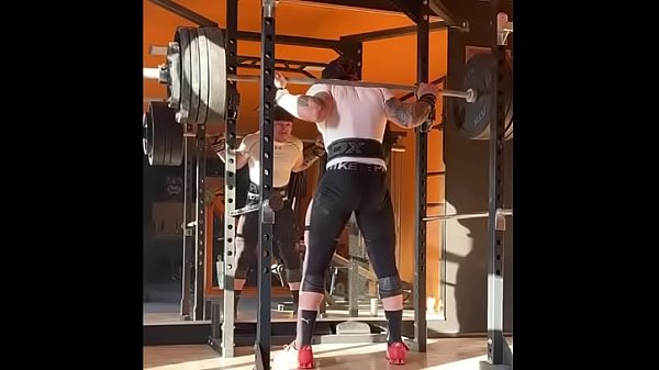 Play MP4 - Straight man meat and sexy legs in compression lycra spandex spotted at the gym