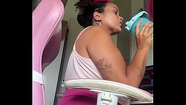 Nonton Home Office Workday Chubby Girl Natural Loud Farts Computer Desk Vibes thumbnail