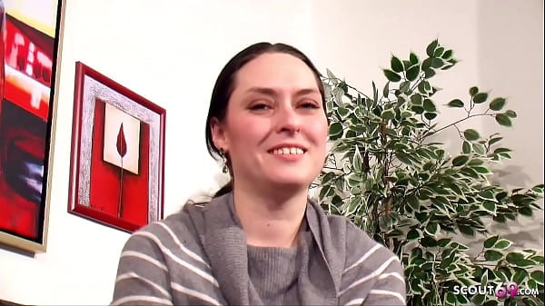 Natürlicher deutsche Studentin_masturbiert das_erste Mal für ihren Freund vor_der Kamera