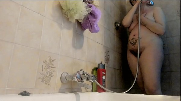 Tua madre &egrave; una grande troia ed ama sentirsi spiata sotto la doccia 