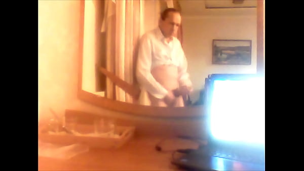 дрочит и сперму выпускает под музыку 