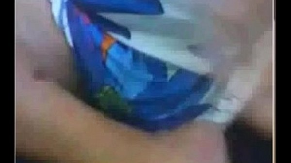 Coroa exibindo peitos e buceta com piercing no batepapo