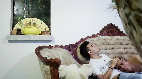 A Solas Con El Marido De Mi Amigo En Su Sala Lo Puse A Mamarme La Verga thumbnail