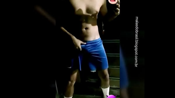 V&iacute_deo de novinho exibindo a mala depois do futebol.