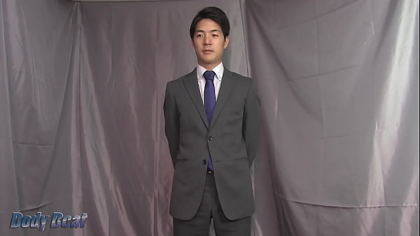 今回は、爽やかな笑顔がまぶしいイケメンリーマン君に登場してもらいました。 見た目の爽やかさとは裏腹な、血管浮き立つ巨根の持ち主の彼。 thumbnail