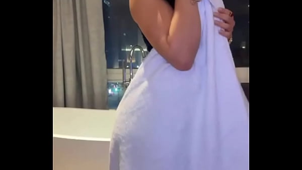 Show rebolado gostosona na banheira e gozada na cama chamando pra macetar firme