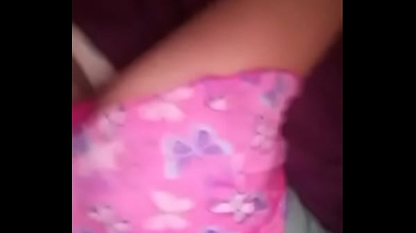 Moviendo rico las nalgas