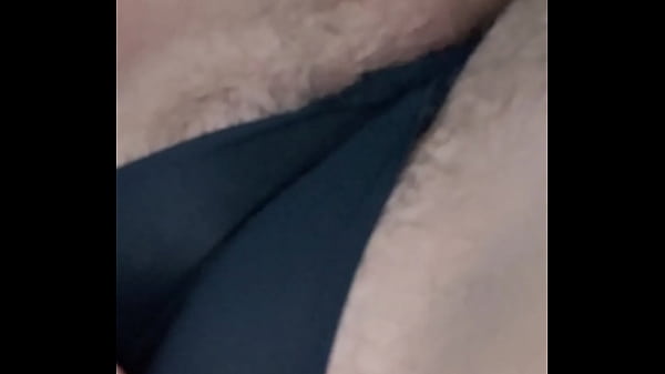 Masturbando sua buceta peludinha - Parte 1 