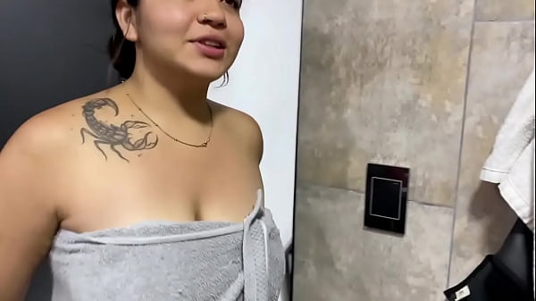 Play MP4 - mientras me ba&ntilde;o mi hermanastra  se viene a chorro con si gran pene