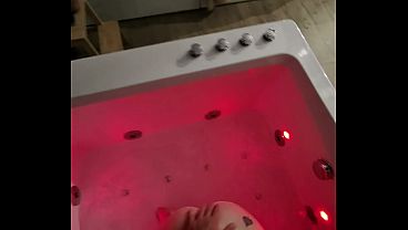 Je suce une grosse queue_dans le_Jacuzzi_d une Love Room