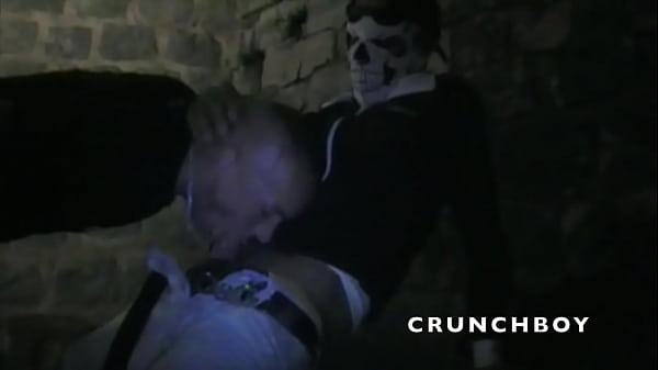 Il Se Fai Tbaiser Pa Run Emc Cagoule En Pleine Nuit Dan Un Parc Pblic thumbnail