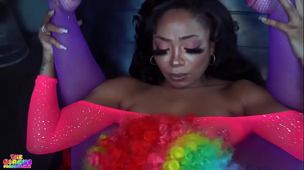 Sucking on Cali Caliente Pussy 