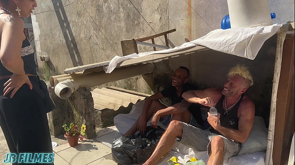 Play MP4 - NOVINHA CARIDOSA OFERECEU AGU&Aacute; E BUCETINHA PARA DOIS MORADORES DE RUA