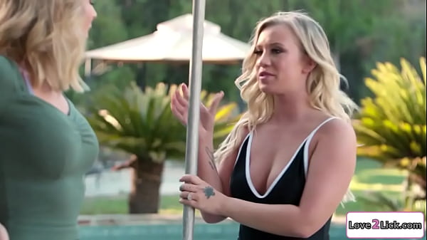 Play MP4 - Married blonde seduces a busty pool girl