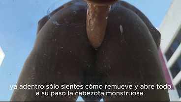 Toma desde una puerta de vidrio de c&oacute_mo abro mi culo con mis dos hermosos y enormes amantes sint&eacute_ticos