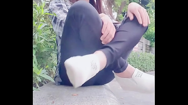 Play MP4 - 【伪娘婷婷】中午就发骚女装出门，野外直接放尿