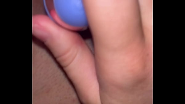 Play MP4 - Amateur using toy while getting fucked