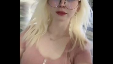 Les gusta como se mueven las tetas de su hermanastra?